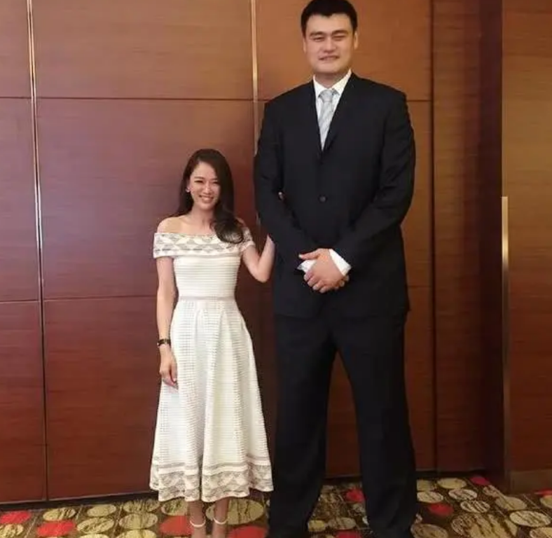 谭松韵|明星与姚明“合影”，每一位都成了侏儒，唯她仍显得高挑！