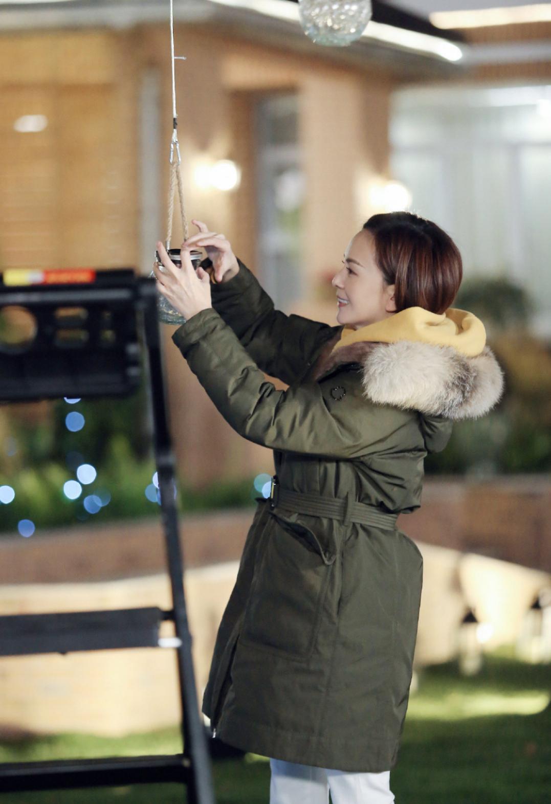 穿衣搭配|“雪姨”王琳保养得真好，干练短发优雅穿搭超减龄，50岁风韵不减