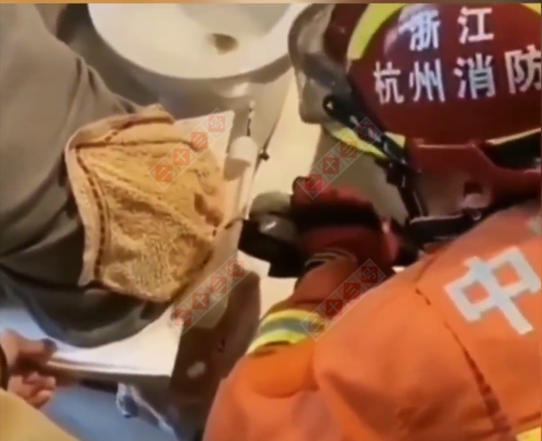 尴尬!浙江一女子上厕所被马桶卡住,消防紧急救援