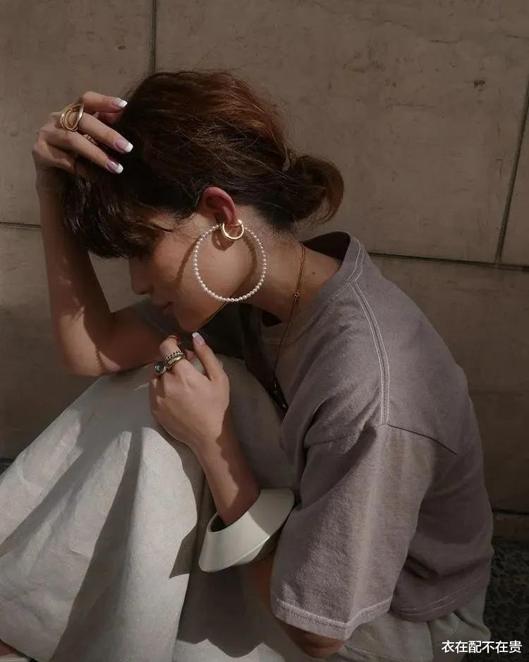 |许昕老婆久违“露脸”，穿T恤颜值不输明星，曾是国乒美女运动员
