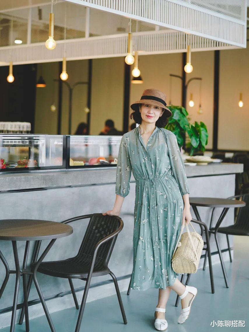 小陈聊搭配|上了年纪的女人，穿碎花裙要懂得“四要四不要”，高级又洋气