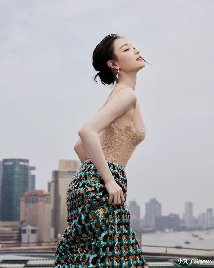倪妮|33岁倪妮晒性感时尚大片，黑色礼服裙化身美人鱼，细腰根本不用P