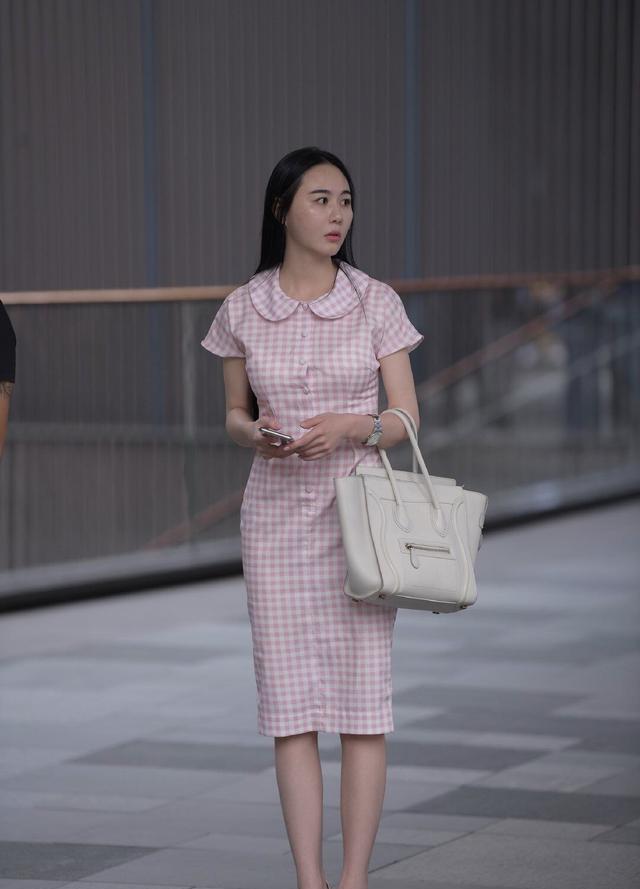 短发|30岁美女穿一条花格复古连衣裙，清新甜蜜，气质让人羡慕