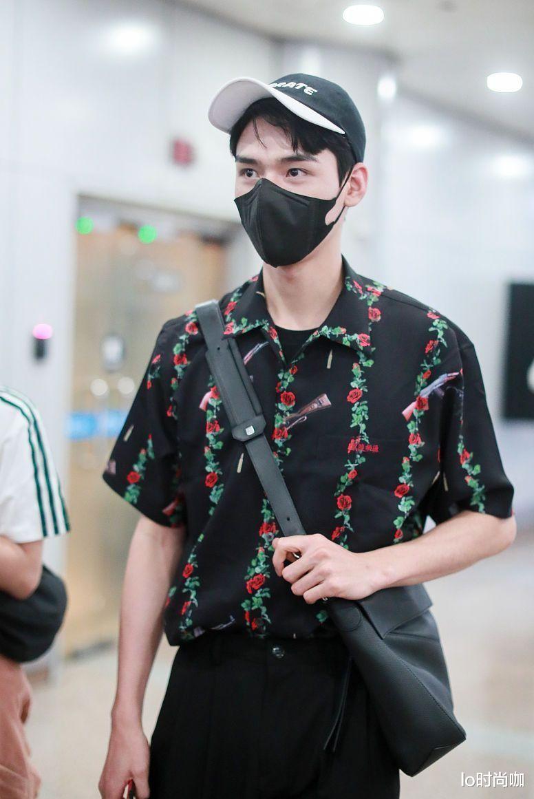 lo时尚咖|龚俊原来也有高冷的一面，穿上黑色花衬衫，瞬间变身“高冷帅哥”