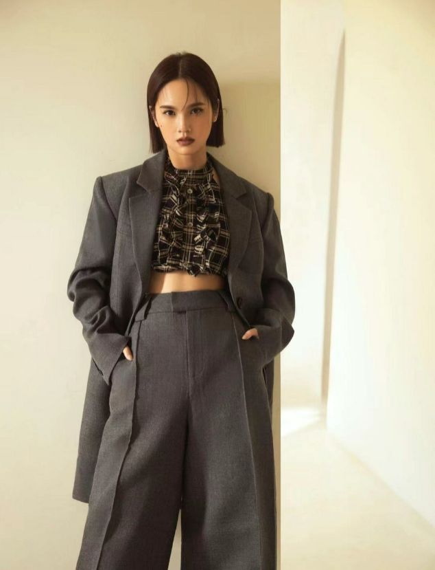 杨丞琳|杨丞琳真会打扮，衬衫故意“卷一截”露出小蛮腰，配西装太显高了