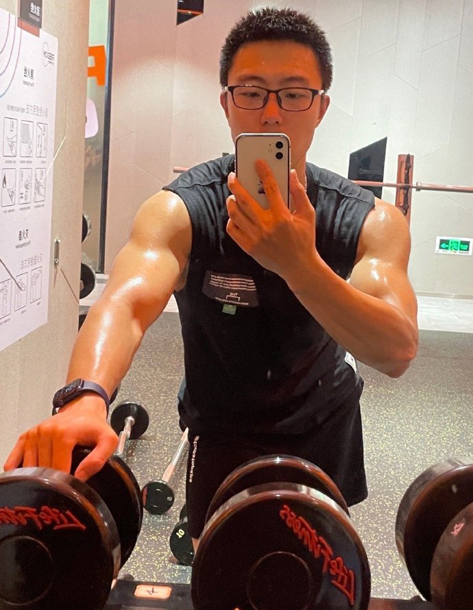健身圈一哥 西安小哥最爱撸铁健身，前凸后翘一身肌肉，麒麟臂健壮有型！