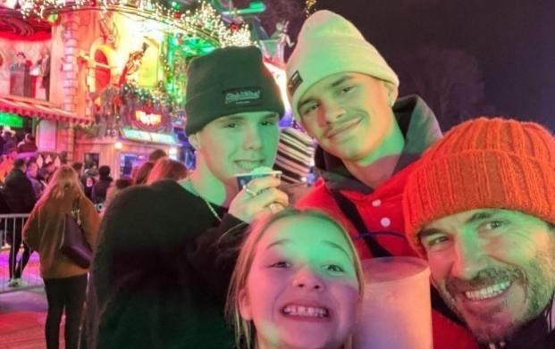 贝克汉姆|太幸福!小贝越活越年轻,看不出快50岁,坐过山车,穿可爱毛衣