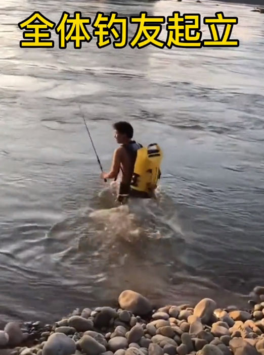 |钓鱼要到岛上钓, 一钓友激流泅渡到小岛钓鱼，堪称钓鱼人中天花板
