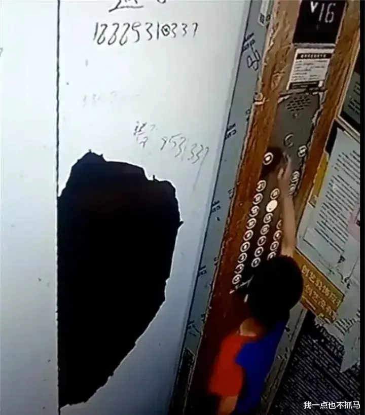 11岁男孩“踢飞”电梯门,宝妈却急着邀功?聊天记录曝光:她被业主群骂疯了