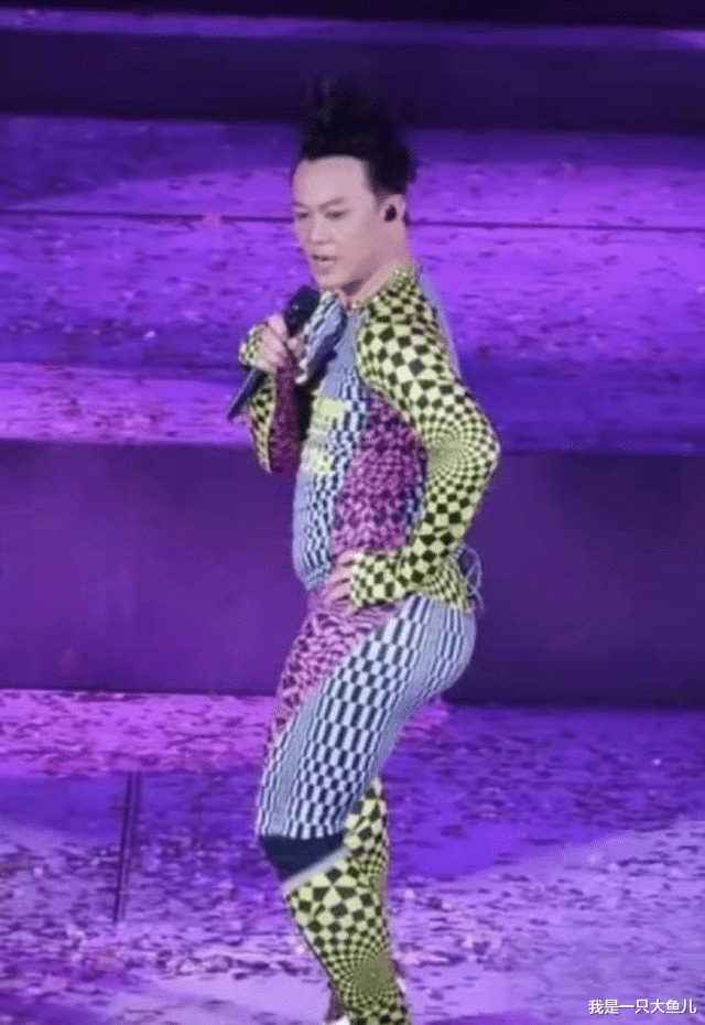 刘德华|明星造型能有多奇葩！刘德华露背装领先时代，陈奕迅有点辣眼睛