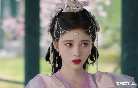 鞠婧祎|鞠婧祎新剧遭吐槽？女主光环强大，头饰让人看得眼花缭乱