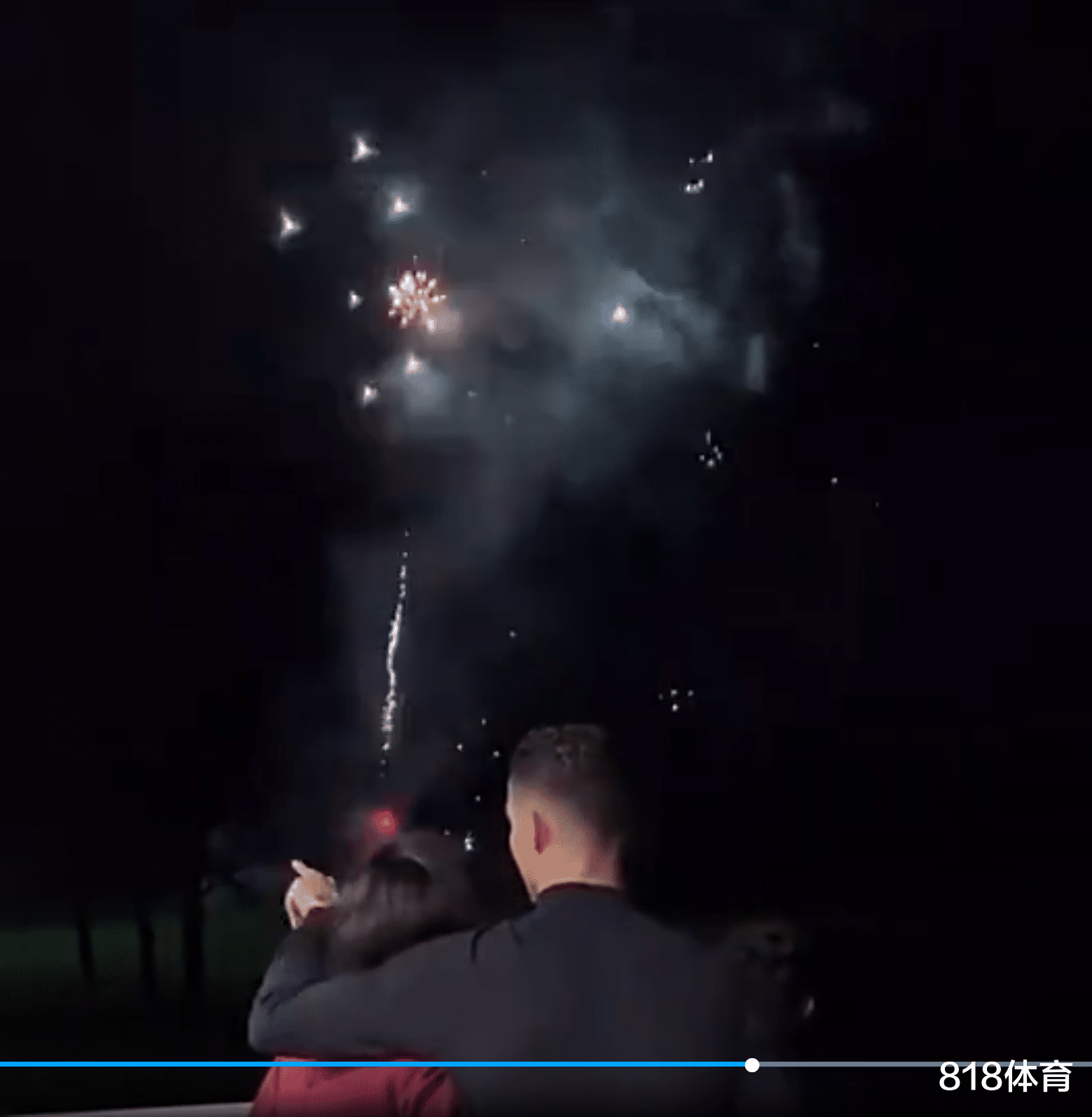 乔治娜|浪漫! C罗跨年夜豪宅举办盛大晚宴, 轻搂怀孕女友乔治娜看满天烟花