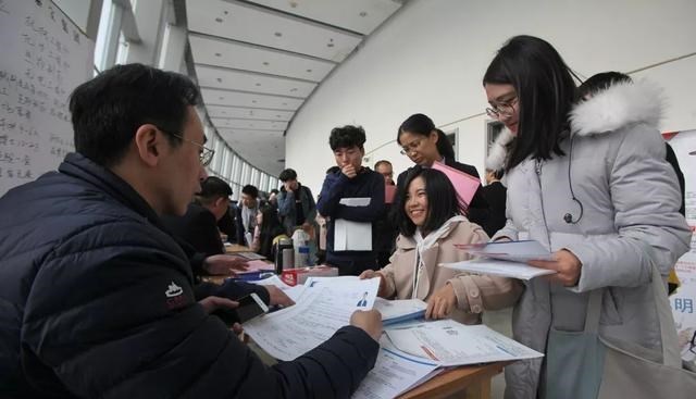 家有二宝育儿|985大学生做环卫，211大学生送快递，2类高才生如今境况尴尬