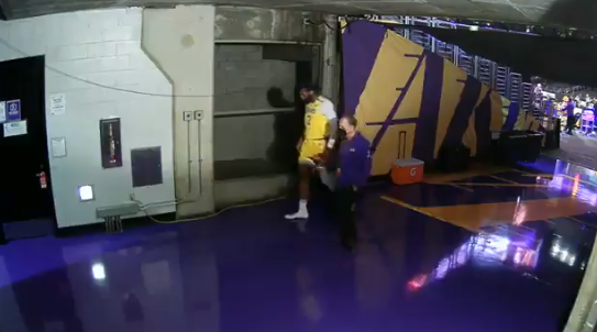 湖人队|湖人官宣庄神伤情!首秀仅打14分钟便伤退,湖人太惨:詹眉还没痊愈