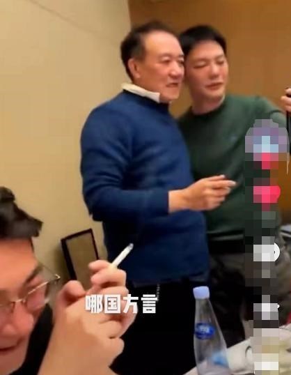 李幼斌|演员李幼斌与友人聚会，穿破洞毛衣喝茅台，“西门庆”李强也在场
