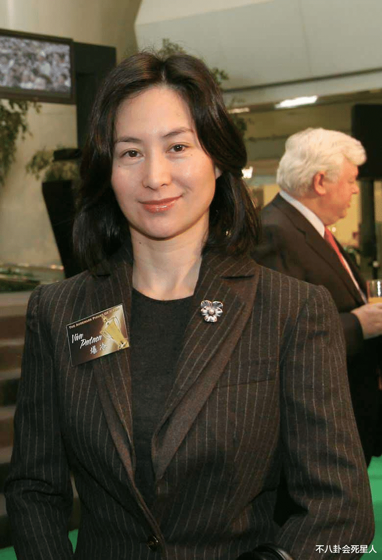 赌王|赌王二房4姐妹去富豪聚会，个个身价过亿，奚梦瑶生再多也比不了