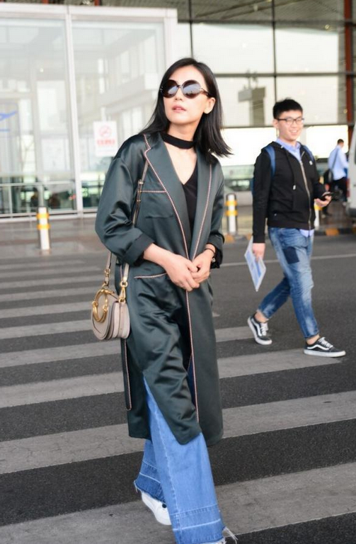 潮流前沿 高圆圆颜值高就是任性,穿缎面睡袍出街不仅不俗,意外慵懒又高级