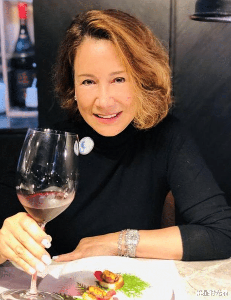 华妃|歌后甄妮：恩师刘家昌亲自栽培，23岁求婚傅声，四次流产借精生女