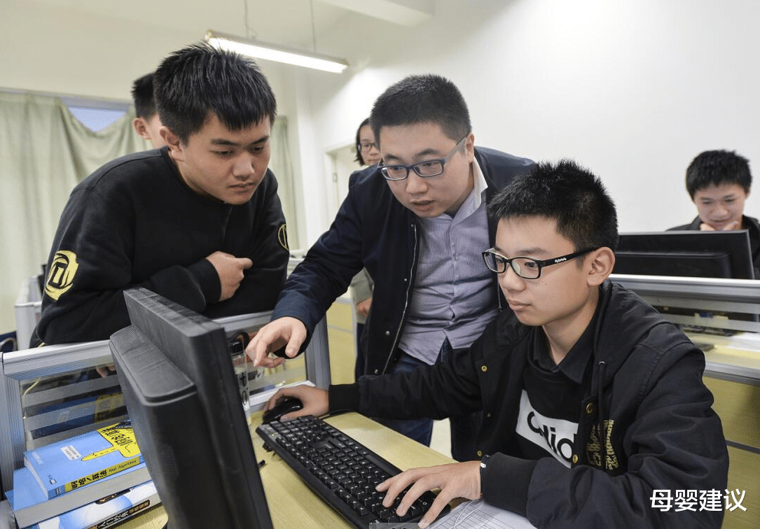 大学|为什么要努力考上985/211院校？“过来人”说出原因，很现实