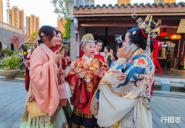 京剧|77岁“汉服奶奶”人气火爆，一出场就被粉丝团团围住，抢着拍照