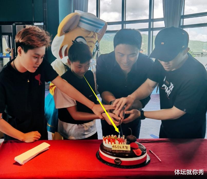 全红婵|全红婵会抢镜!主持人过生日,她一旁也跟着许愿,这次让吃蛋糕吗