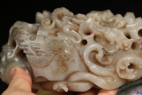 |清代，和田玉“海水龙纹”山子摆件