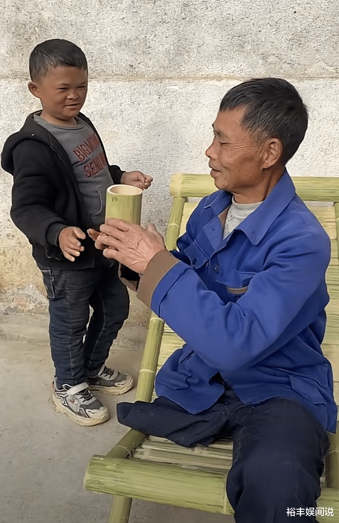 范小勤|13岁“小马云”范小勤越来越懂事，父子做躺椅，疑似为直播做准备