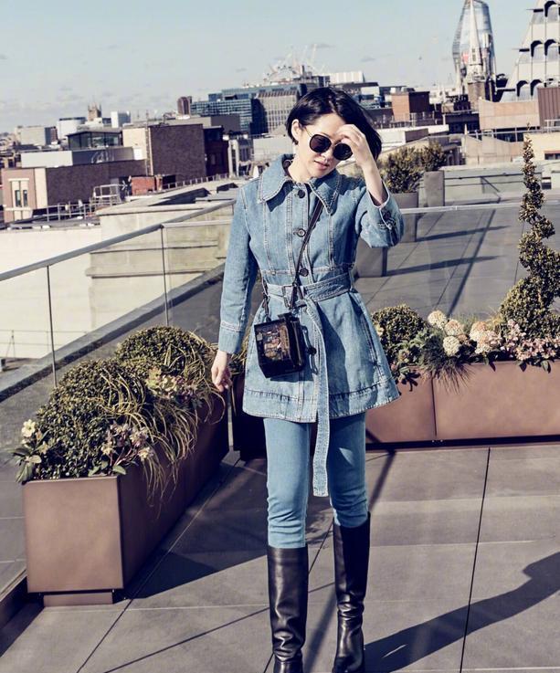 杨雪|许晴“扮嫩”穿搭有一套，背带裤配齐肩短发，52岁还像学生妹