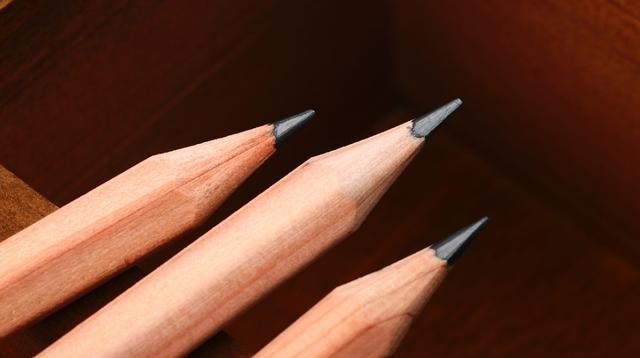 太空 航天员在太空中用的写字笔，为什么不能是“铅笔”？而毛笔却可以