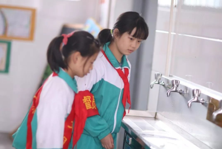 |学生没戴红领巾和校卡，老师以示惩戒不让学生上课，家长怒而反驳