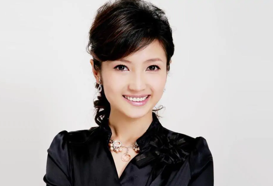 春妮|《新闻联播》刚强，42岁娶二婚春妮，43岁意外得子全家乐开怀