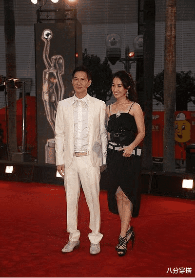 八分穿搭|关咏荷不愧是“阿姨辈翘楚”,黑色吊带连衣裙性感时髦,成熟优雅