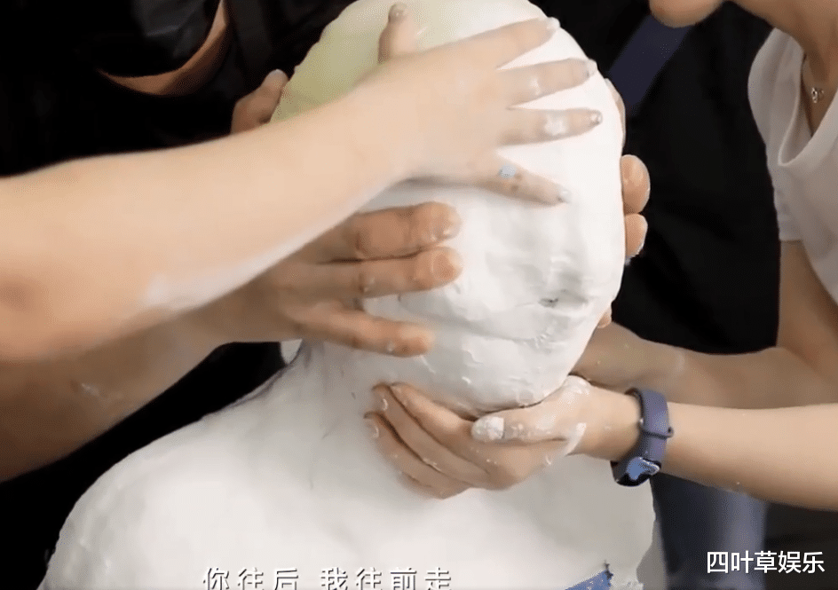 景甜|景甜司藤倒模过程曝光，纯素颜出镜白到发光，是自带美颜特效了吧