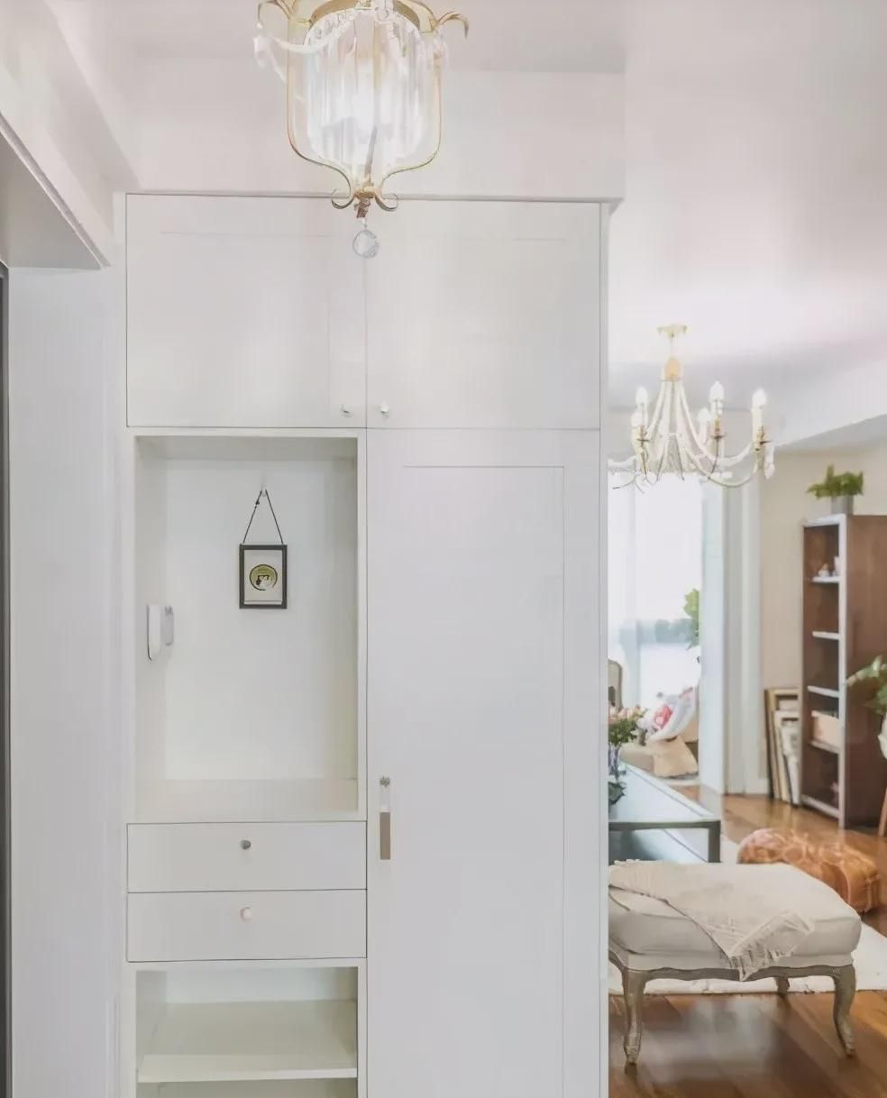 110平新房装修超漂亮,头次见阳台隔断这样设计,卧室收纳最明智