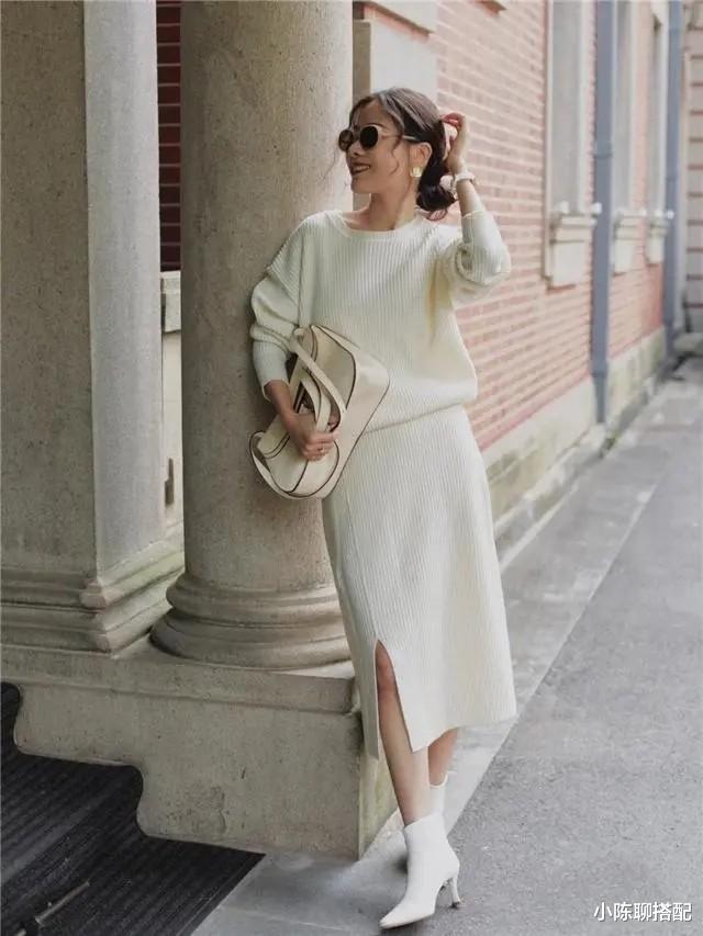 小陈聊搭配 穿衣别太复杂，中年微胖妈妈们试试“半裙+靴子”，显瘦又高级