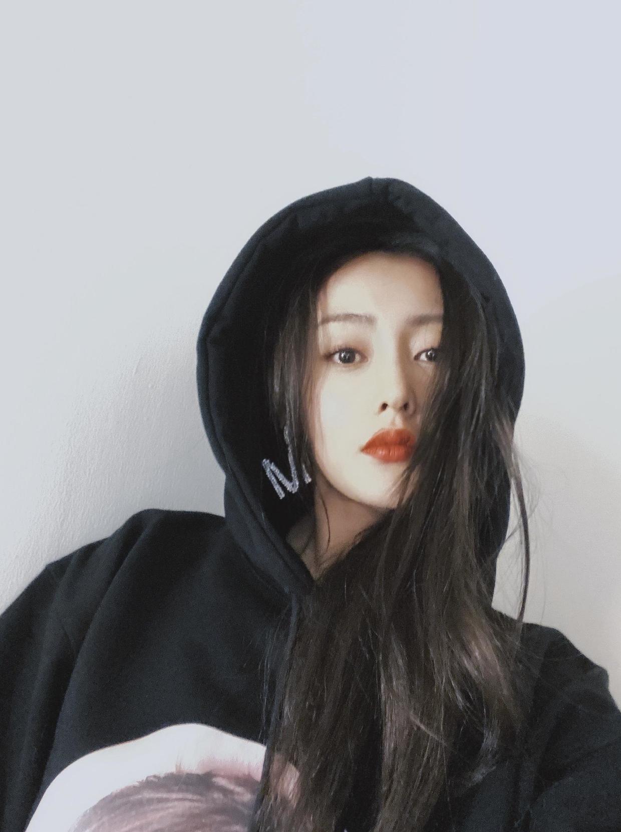 成毅|张天爱真是“人间尤物”,穿运动风套装配背心都如此性感,超好看