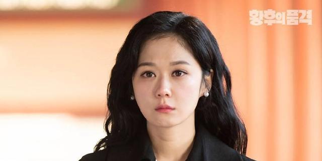 iu|张娜拉新剧又换新造型,微卷长发搭配白色连衣裙,秒变18岁小仙女