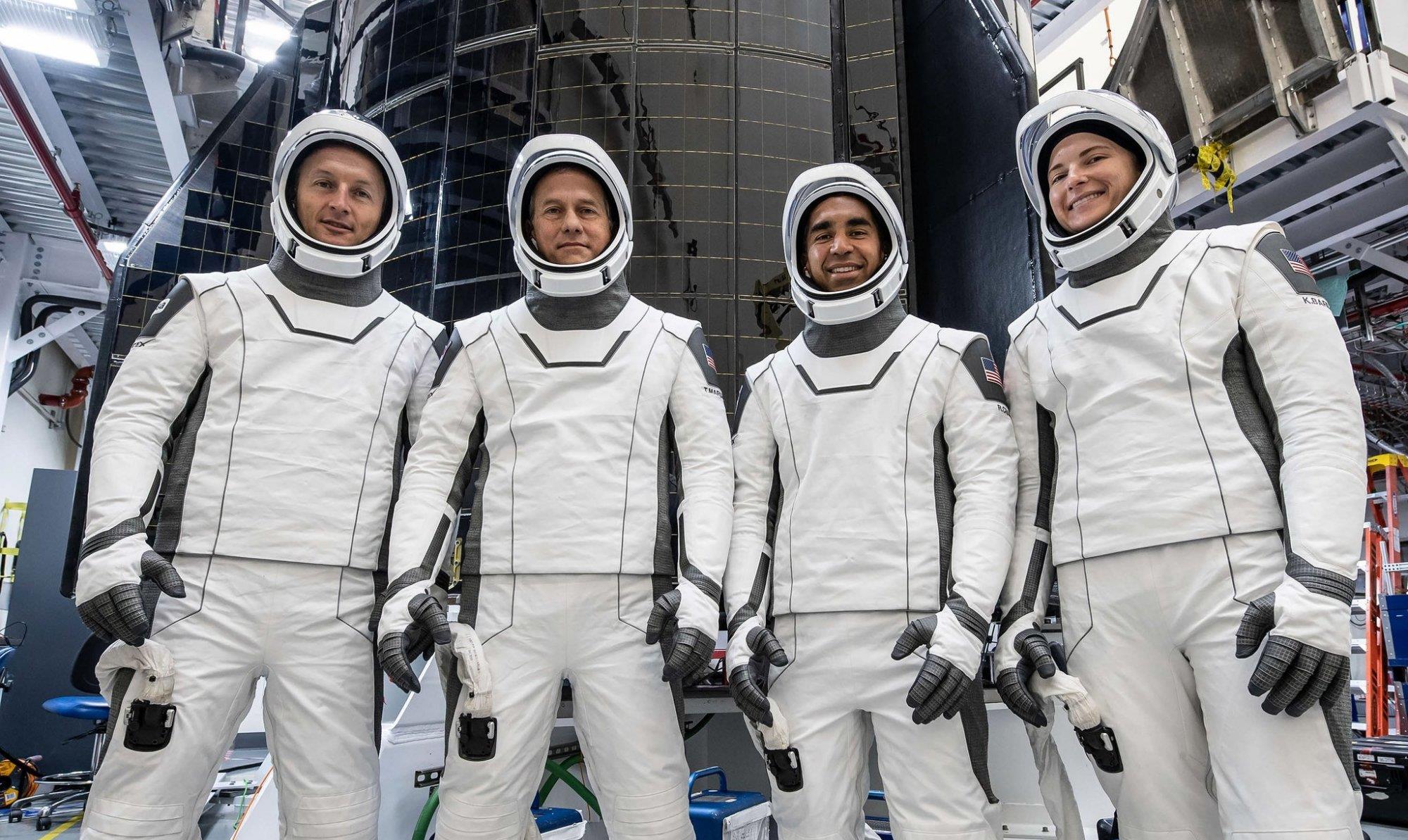 SpaceX完成二手助推器静态点火测试，又有四名宇航员将前往空间站