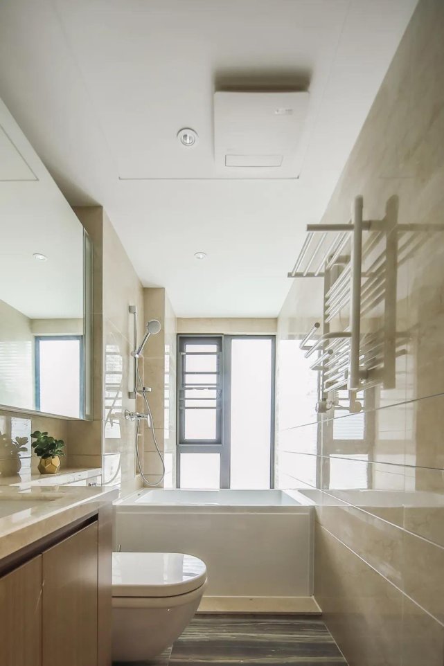 98平现代三居室,玻璃代替墙、走廊变身衣帽间