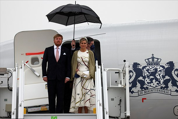荷蘭王後訪問德國大翻車！遇大雨傘都刮破打翻，一身印花白裙好仙-圖4