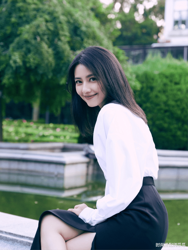 穿衣搭配|?高圆圆真是一点没变，简单毛衣配短发都美得惊艳，哪像42岁阿姨