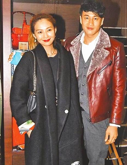 全球时尚号 何润东一家四口同框，妈妈穿花衣挺时髦，妻子一个小动作好暖心