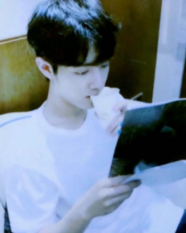 肖战|肖战晒自拍留“西瓜头”，素颜出镜太嫩，穿白色卫衣好像学生