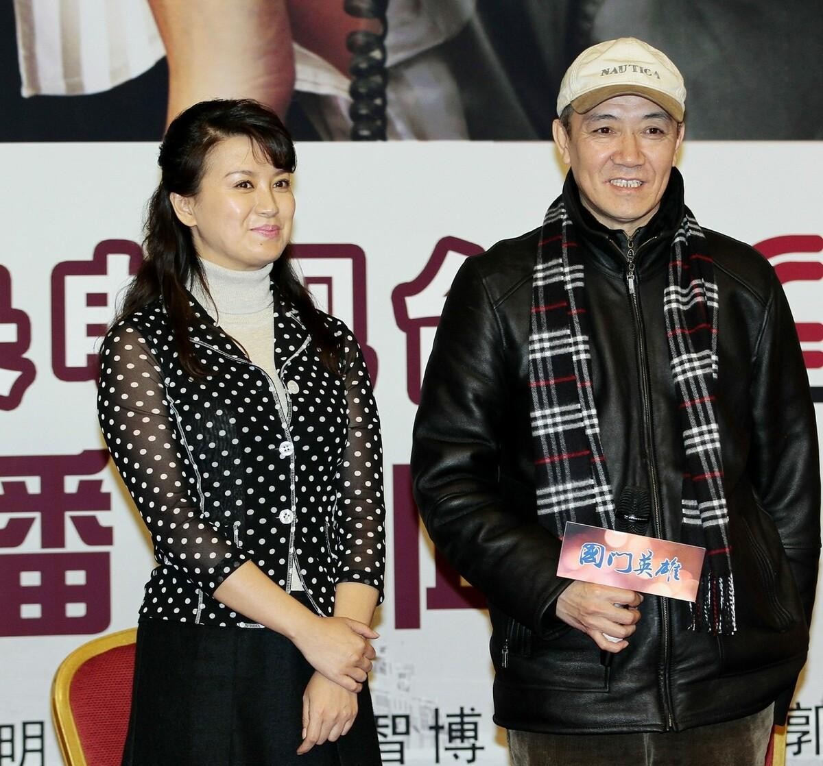 白小白的衣橱|李幼斌夫妇同框挺和谐，两人都穿黑色，妻子史兰芽穿波点挺显嫩