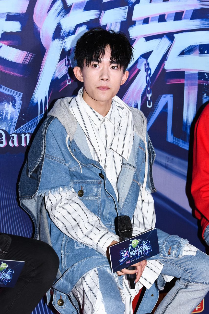 易烊千玺|易烊千玺忙着宣传《长津湖》，穿牛仔褂出镜看似随意，仍帅成焦点