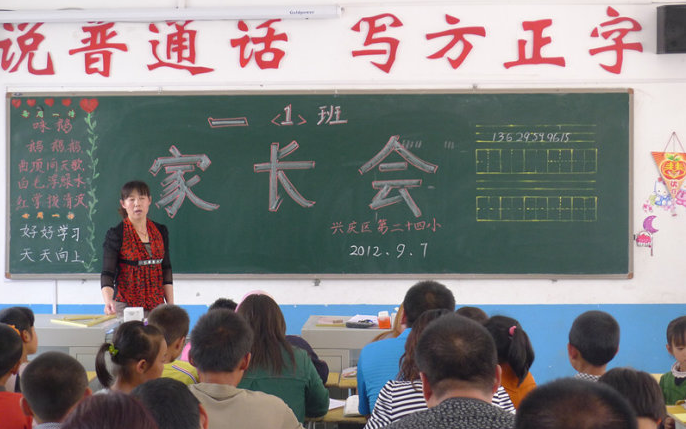 糯妈育儿经|“请倒数第一的家长发言”，学渣妈妈霸气演讲，班主任惭愧不已