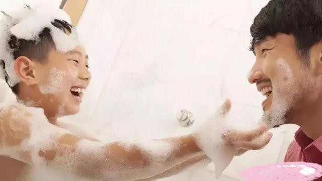 哑铃妈妈|“妈妈带儿子进更衣室”上热搜,引网友炸锅:孩子小就要被谅解?