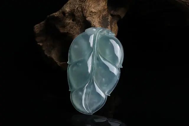 和田玉籽料|翡翠发灰了就不值钱?真正的「高级灰」贵到买不起