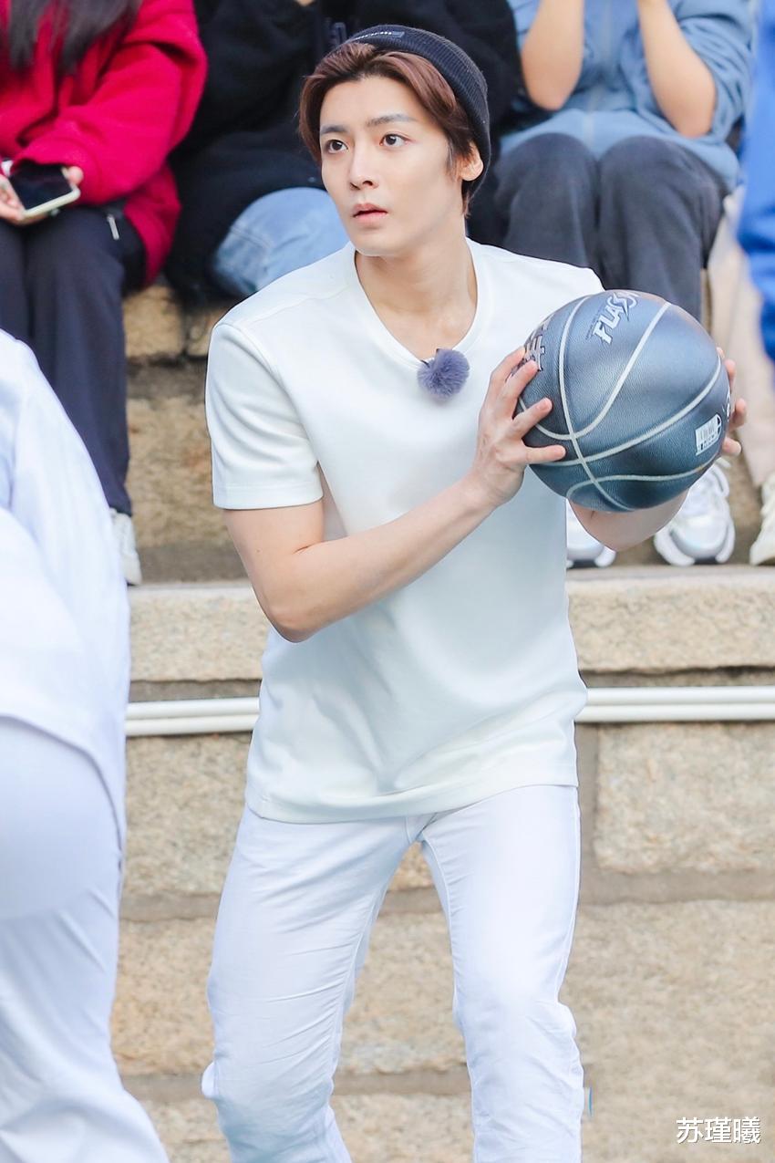 靳东|偶遇侯明昊“集美大学”打篮球，化身阳光运动系校草，青春洋溢