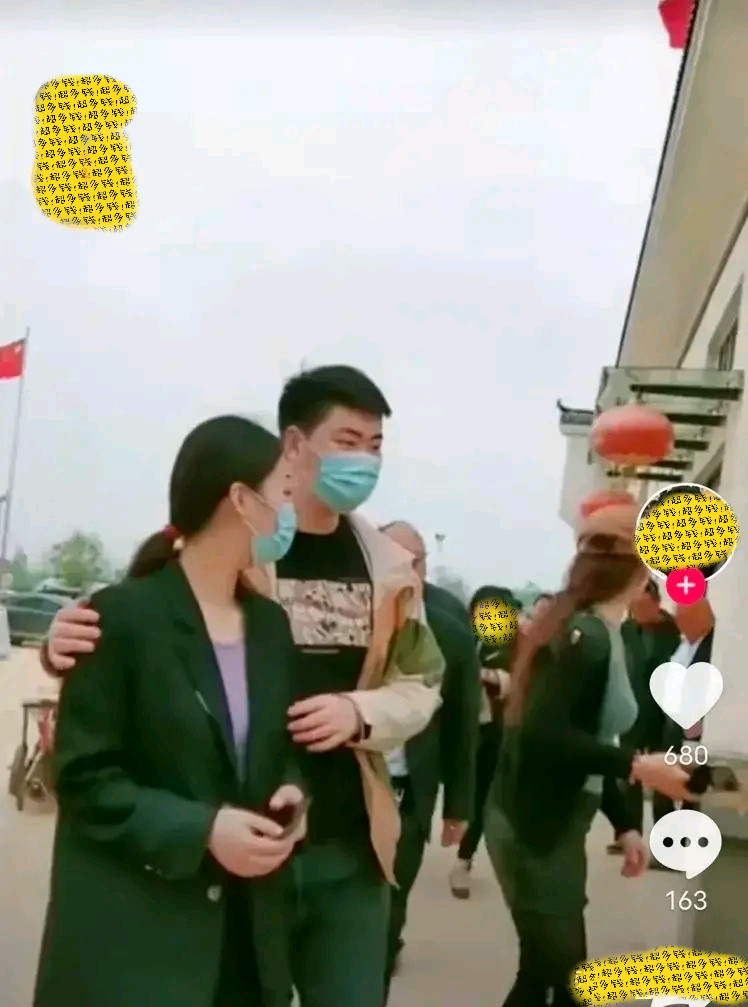 赵丽颖|果然是地主之家傻儿子啊，朱之文的儿子小伟和媳妇出席活动被甩开